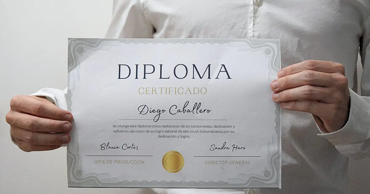 Pessoa segurando diploma profissional representando a transição do documento físico para o formato digital no Brasil