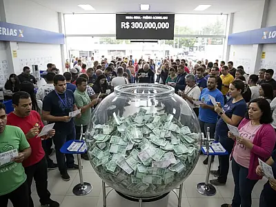 Bilhetes de aposta da Mega-Sena em uma lotérica; prêmio acumulado atrai milhões de brasileiros.
