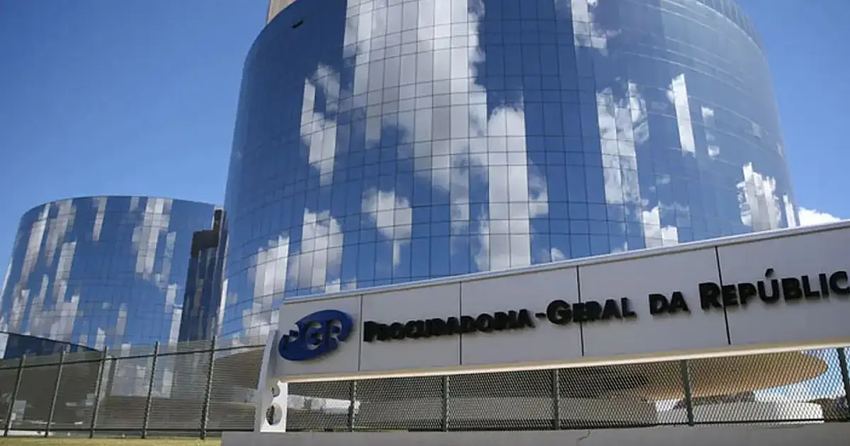 Fachada moderna e envidraçada do edifício da Procuradoria-Geral da República em Brasília, com suas colunas de concreto características sob o céu azul.