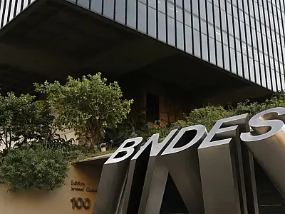 Linha de crédito do BNDES estimula a aquisição de caminhões modernos e menos poluentes no país.