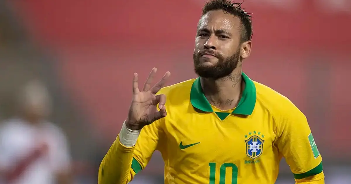 Retrato em plano médio de Neymar vestindo a camisa amarela oficial de treino da Seleção Brasileira durante atividade em campo.