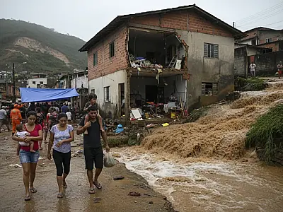 Equipes de resgate e Defesa Civil trabalham no acolhimento de famílias atingidas pelas enchentes em Pernambuco.