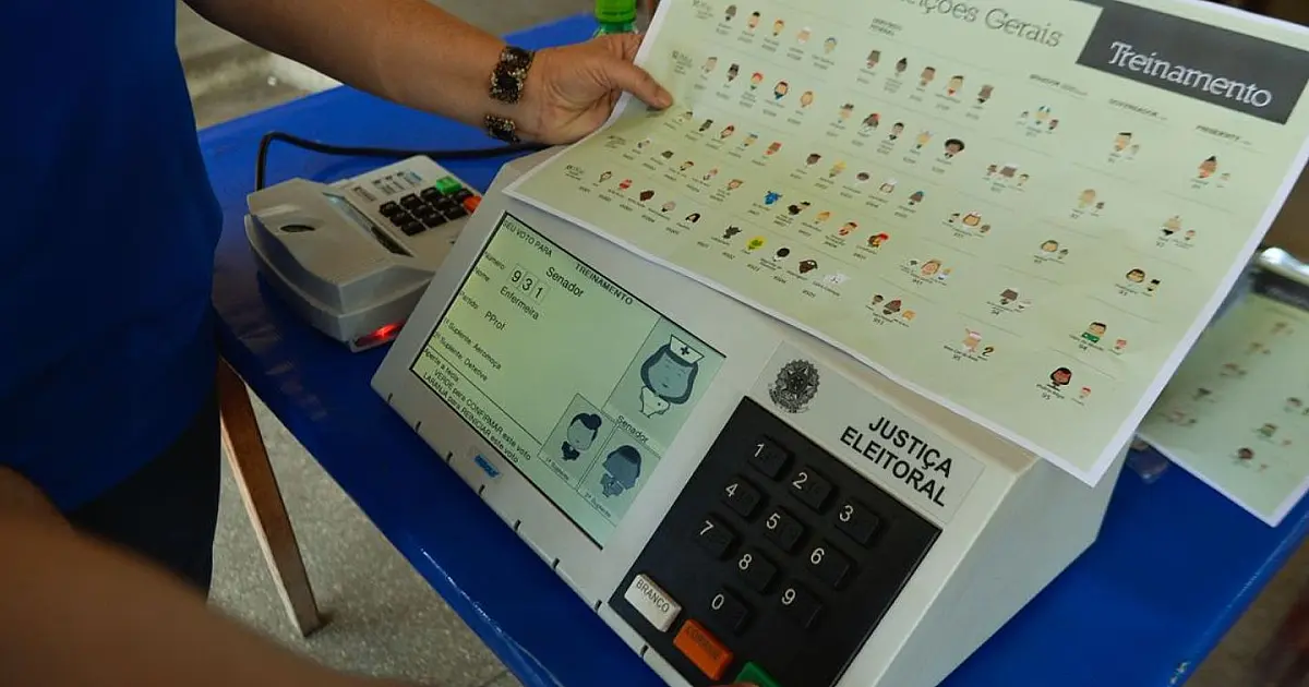 Eleitor realizando atendimento para regularizar título de eleitor