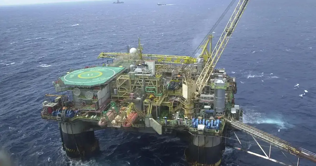 Plataforma de petróleo em operação representando recorde de produção no Brasil