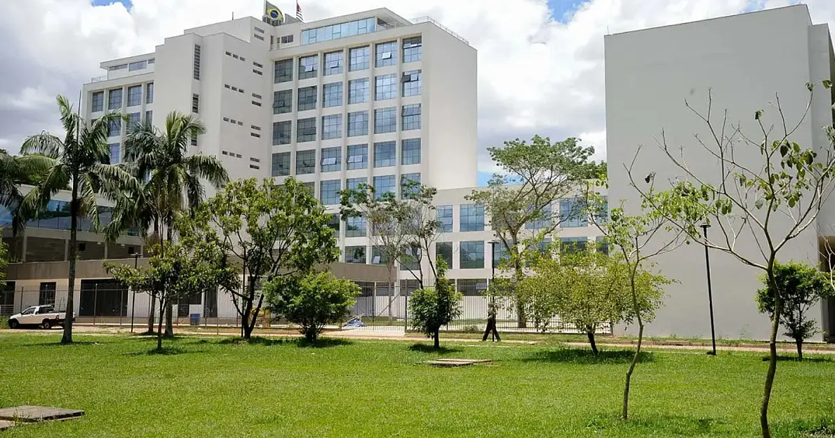 Policiais e estudantes durante desocupação da reitoria da USP em São Paulo