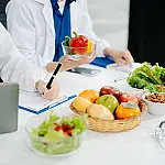 Nutricionistas recomendam truque de 2 minutos para conter desejo por doces após o almoço