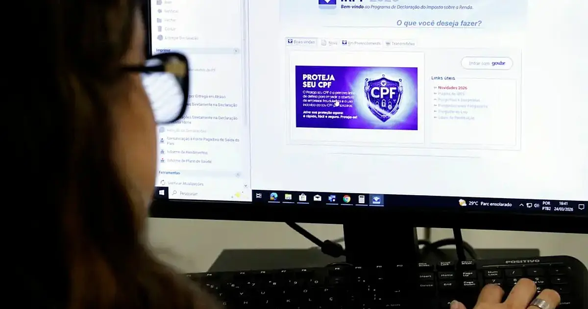 Pessoa acessa conta Gov.br durante preenchimento da declaração do Imposto de Renda