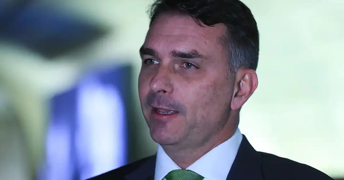 Senador Flávio Bolsonaro durante evento político em Brasília.