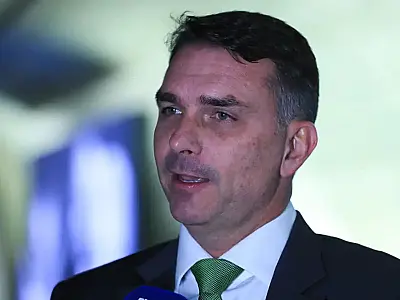 Deputados pedem investigação sobre relação entre Flávio Bolsonaro e Daniel Vorcaro.