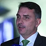 Deputados acionam PF e Receita para investigar ligação entre Flávio e Vorcaro