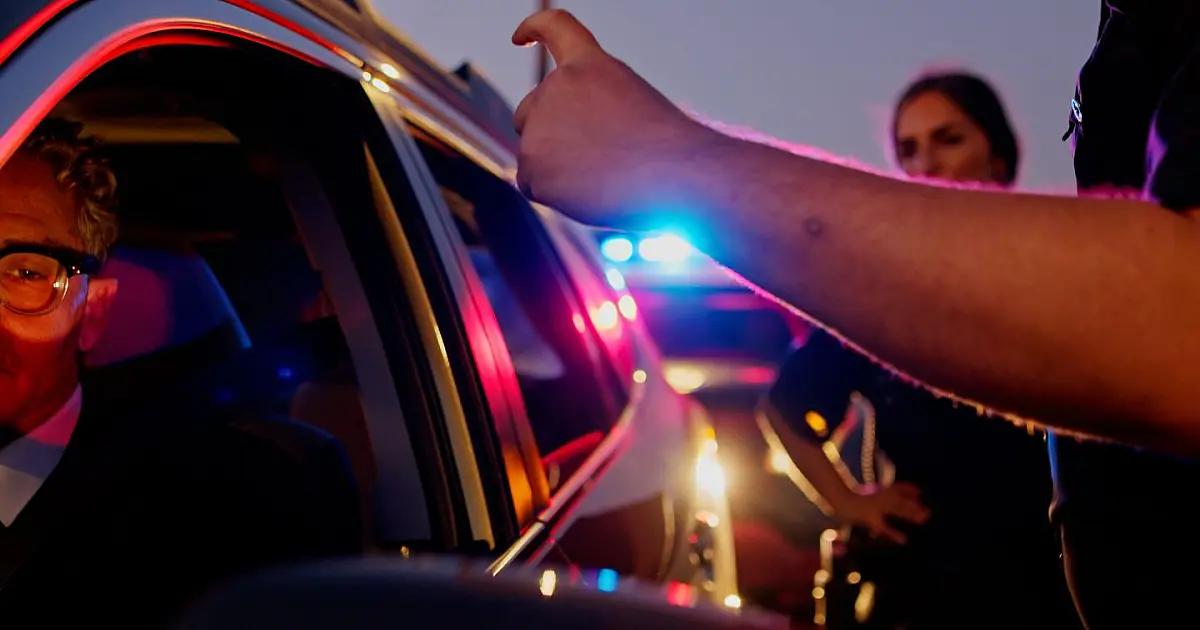 Policiais realizam blitz de trânsito com motorista abordado