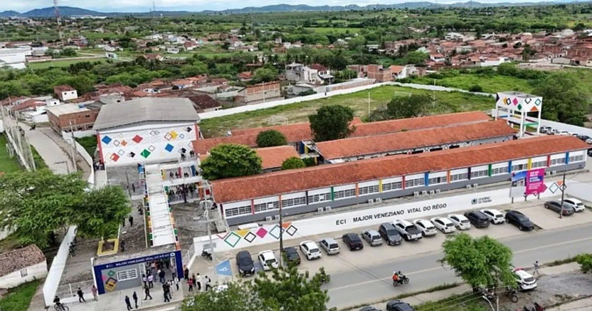 Vista aérea da Escola Estadual Major Veneziano no bairro Acácio Figueiredo