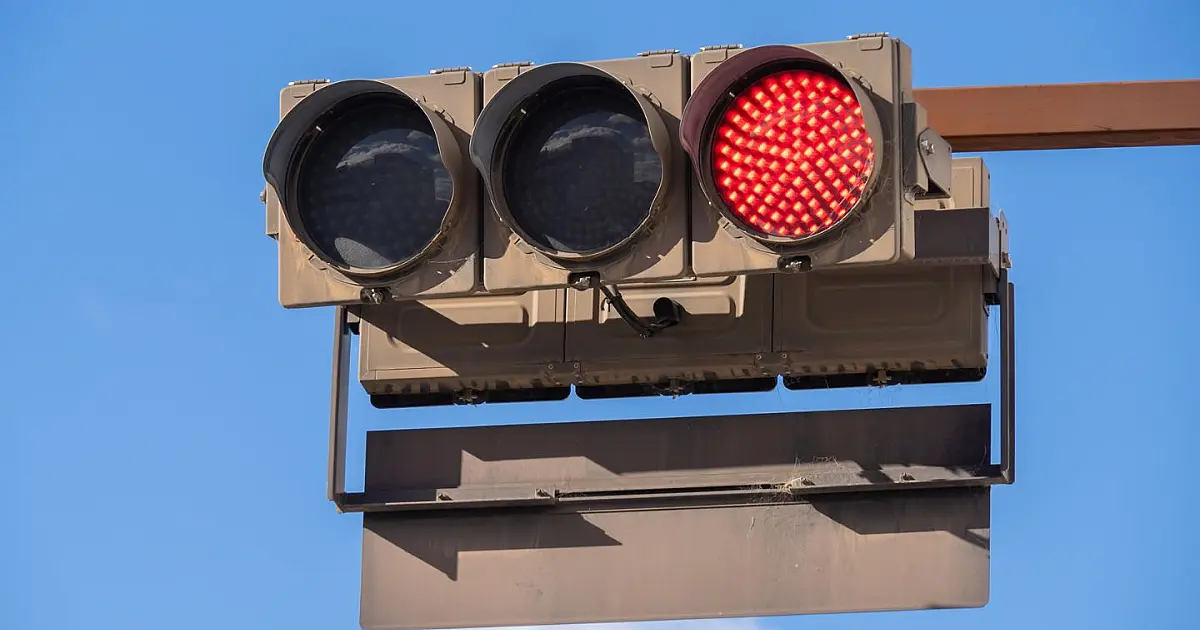Semáforo com luz vermelha representando possível mudança com nova cor no trânsito
