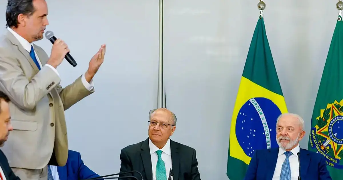 Presidente Lula durante assinatura de medida provisória sobre compras internacionais