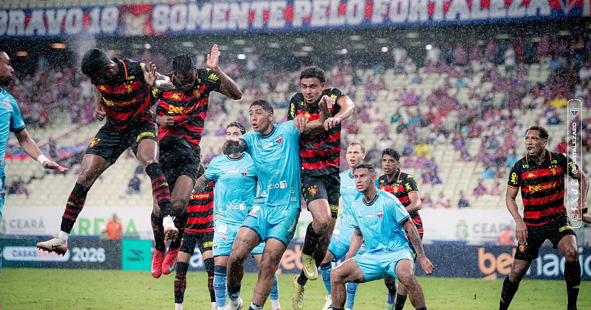 Jogadores de Fortaleza e Sport durante disputa da semifinal da Copa do Nordeste