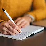 Escrever à mão pode fortalecer memória e melhorar aprendizado, apontam estudos