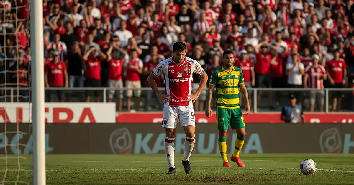 O drama do camisa 9 no Santa Cruz: a crise de gols que ameaça a vaga no G8