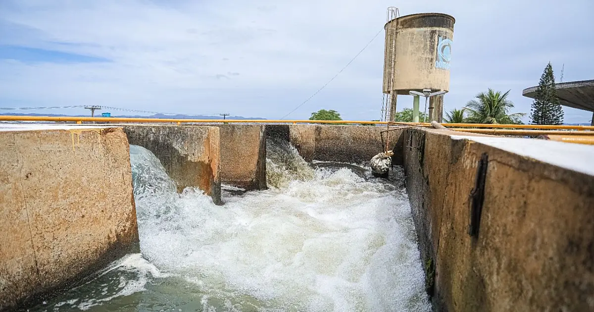 Barragem Engenho Pereira em construção em Pernambuco, mostrando reservatório e estrutura de contenção de água