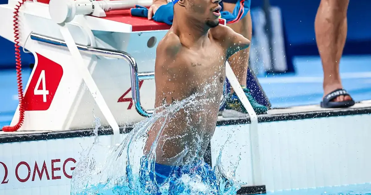 Gabrielzinho comemora medalha durante competição de natação paralímpica em Berlim