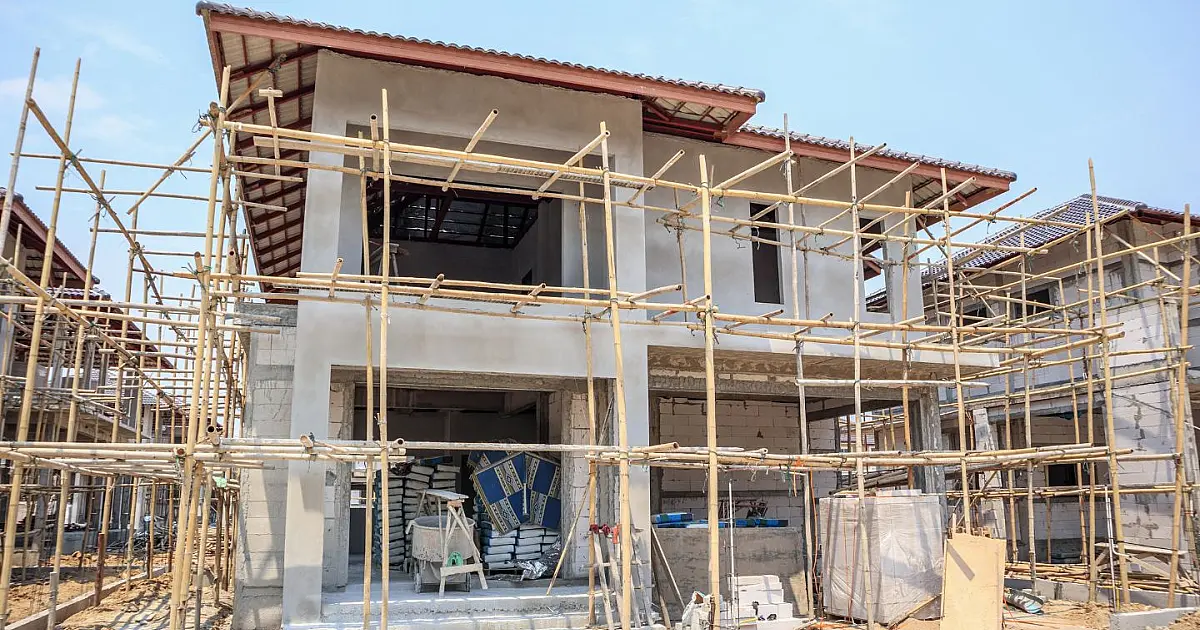Casa em construção com blocos de concreto em obra residencial