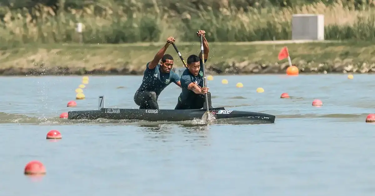 Dupla brasileira comemora medalha de bronze na Copa do Mundo de Canoagem
