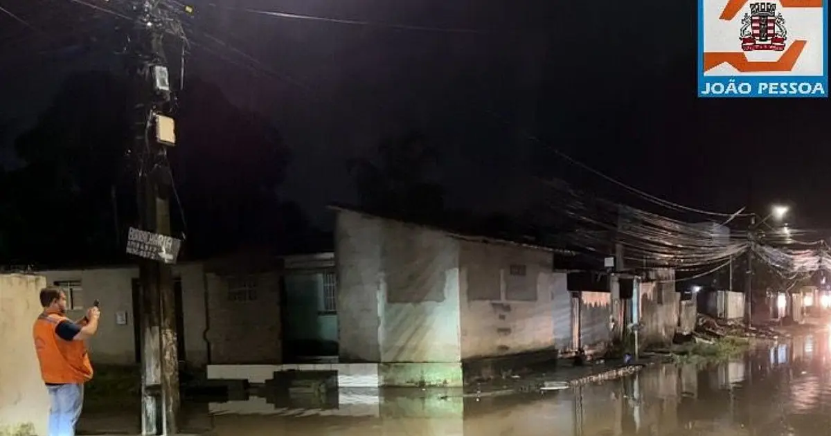 Rua alagada em João Pessoa após fortes chuvas na capital