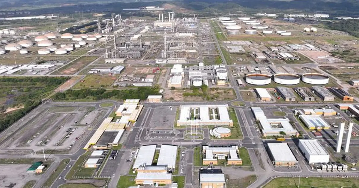 Estrutura industrial da Refinaria Abreu e Lima durante operação de produção de combustíveis.