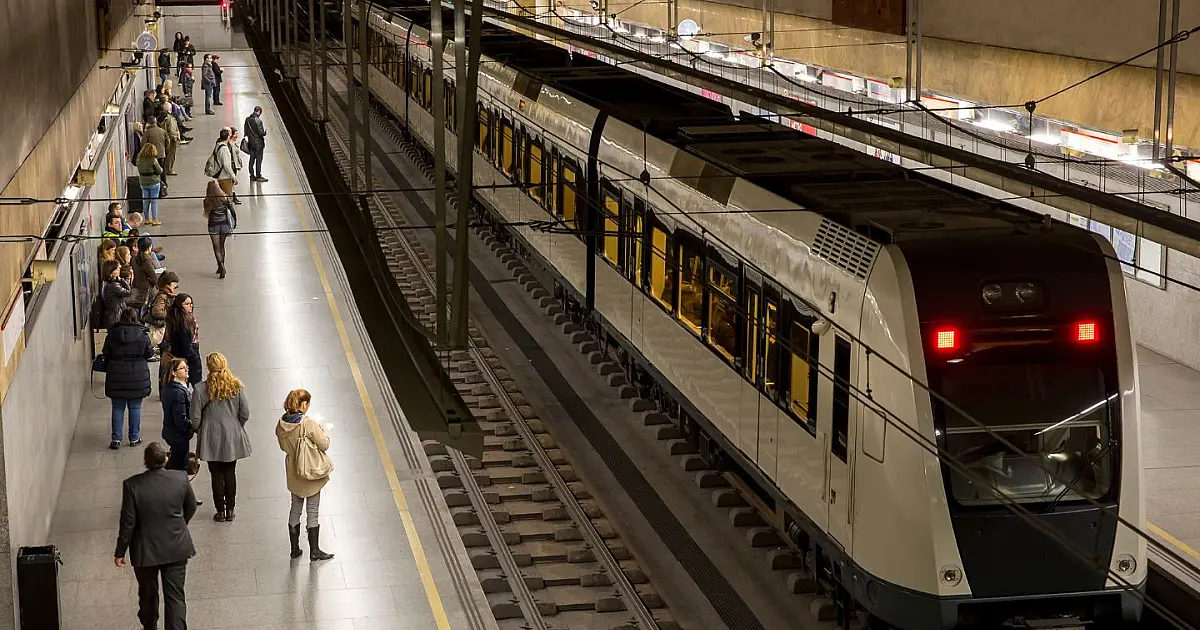Estação de metrô movimentada durante operação normal em São Paulo.
