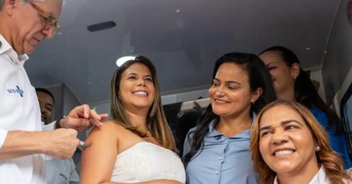 Gestante sendo vacinada contra vírus sincicial respiratório em ação do SUS no Brasil.