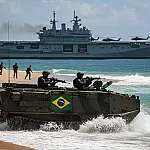 Brasil e França unem forças em megamanobra militar na costa fluminense
