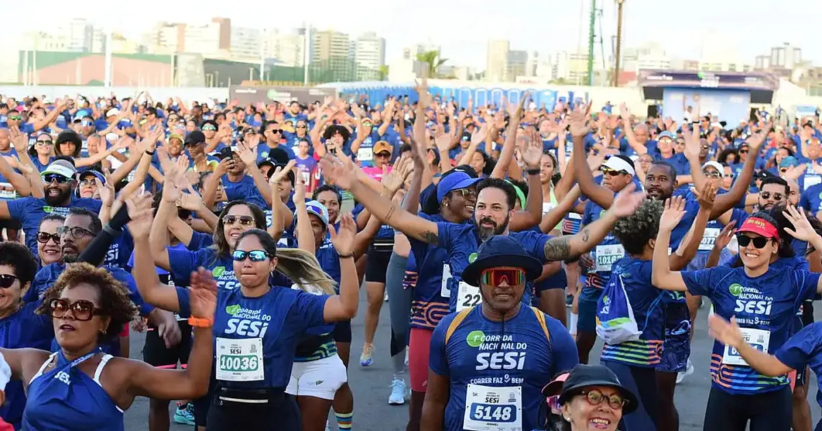 Multidão participando da Corrida Nacional do Sesi em evento esportivo