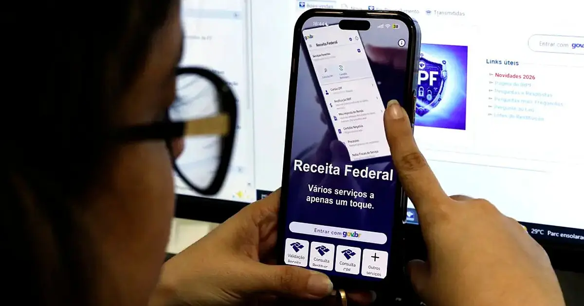 Pessoa acessando sistema da Receita Federal para consultar declaração do Imposto de Renda.