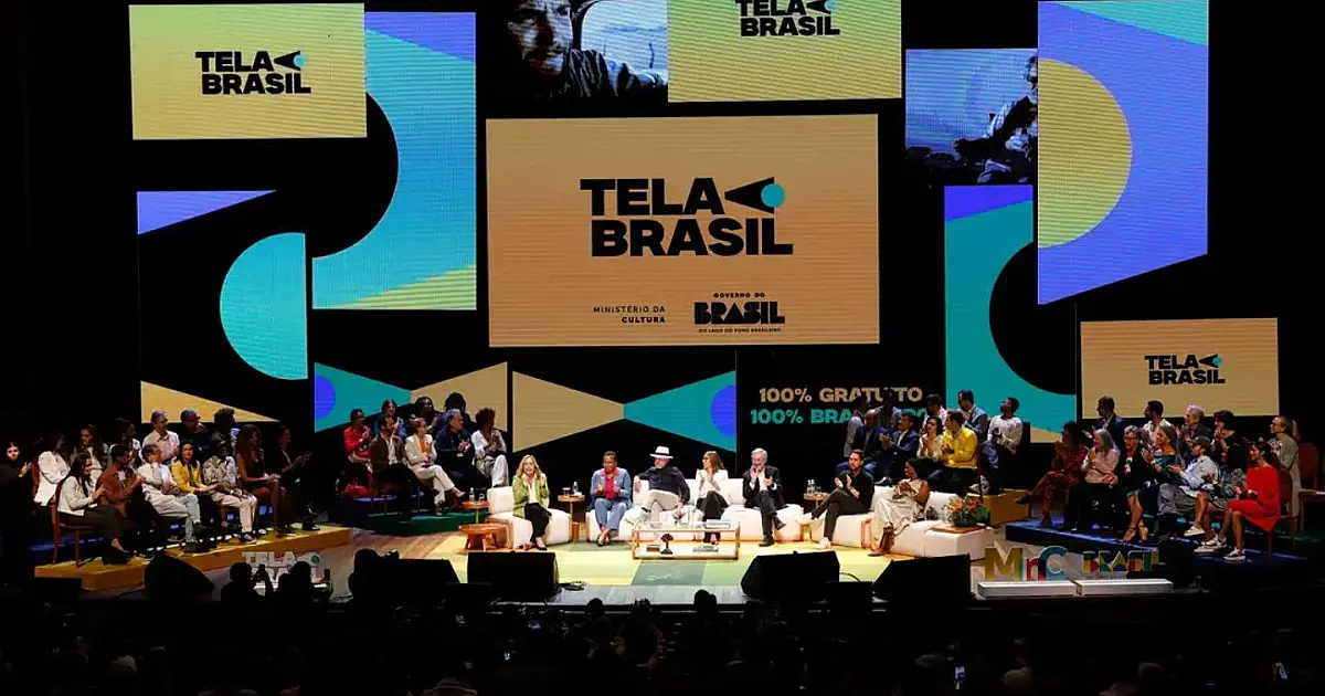 Vista frontal de uma sala de cinema, durante evento de lançamento.