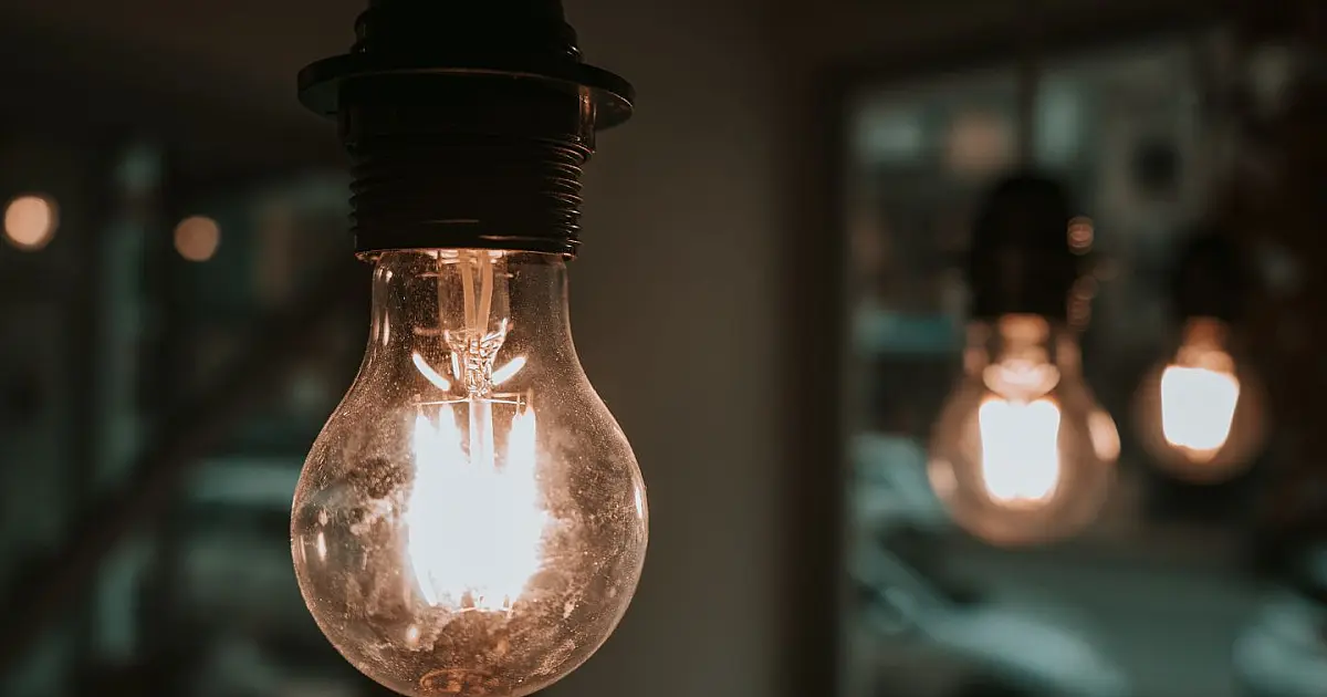 Close-up de lâmpadas acesas simbolizando consumo de energia elétrica