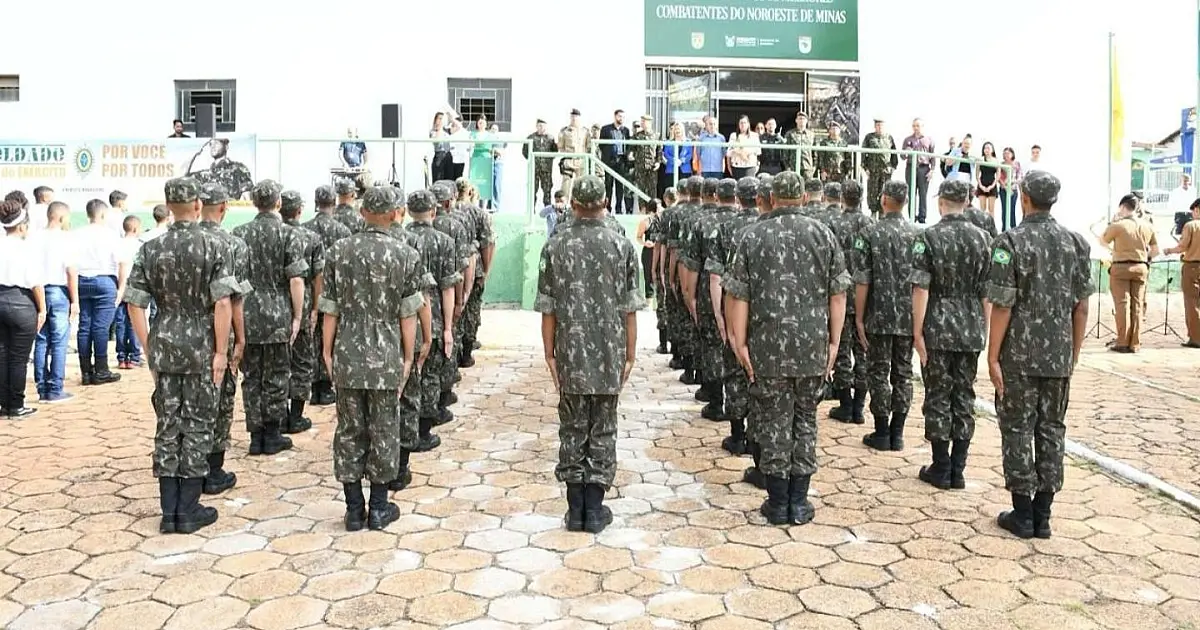Jovens em formação militar durante processo de alistamento nas Forças Armadas
