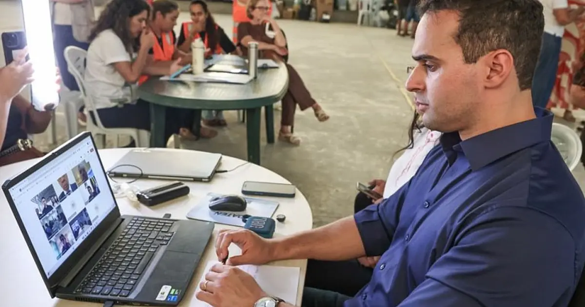 Governador Lucas Ribeiro durante reunião sobre medidas de apoio às famílias atingidas pelas chuvas na Paraíba