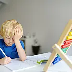 Crianças com TDAH e autismo podem receber benefício mensal do INSS