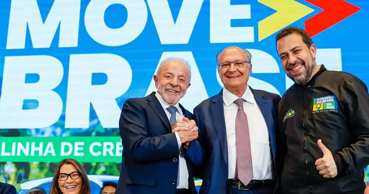 Lula ao lado de Geraldo Alckmin e Guilherme Boulos durante lançamento do programa Move Aplicativos.