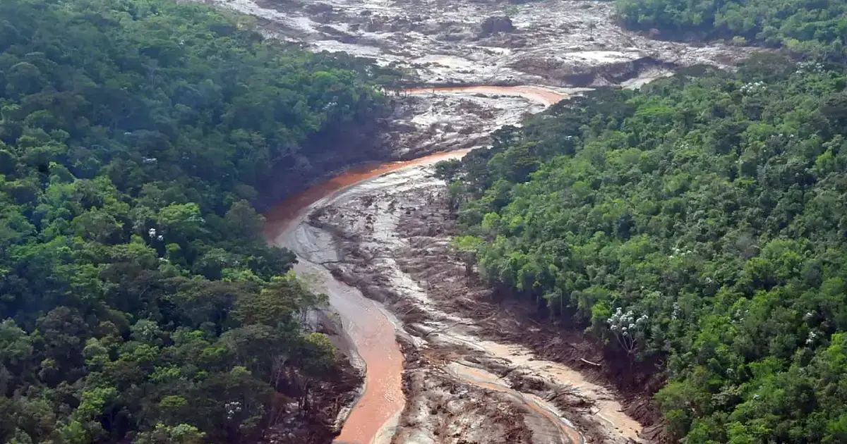 Área afetada pelo rompimento da barragem em Mariana durante ações de recuperação ambiental.