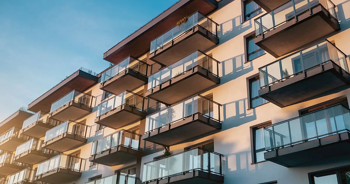 Prédio residencial com varandas representando regras de convivência e privacidade em condomínios.