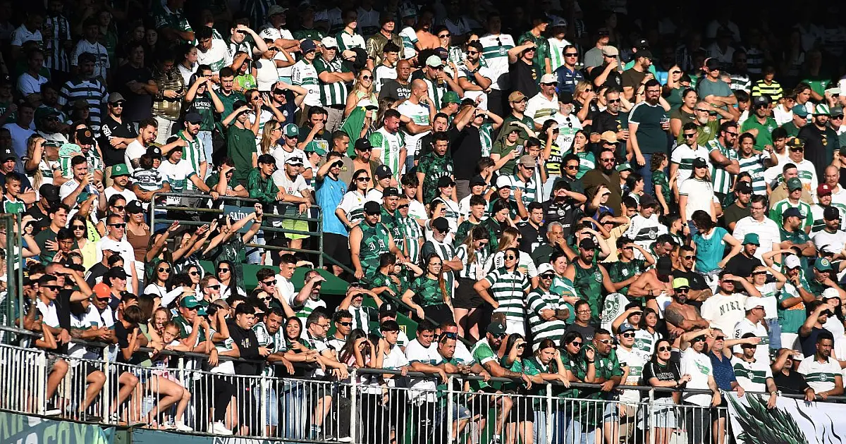 Torcida do Coritiba acompanhando o time no Couto Pereira durante jogo do Brasileirão