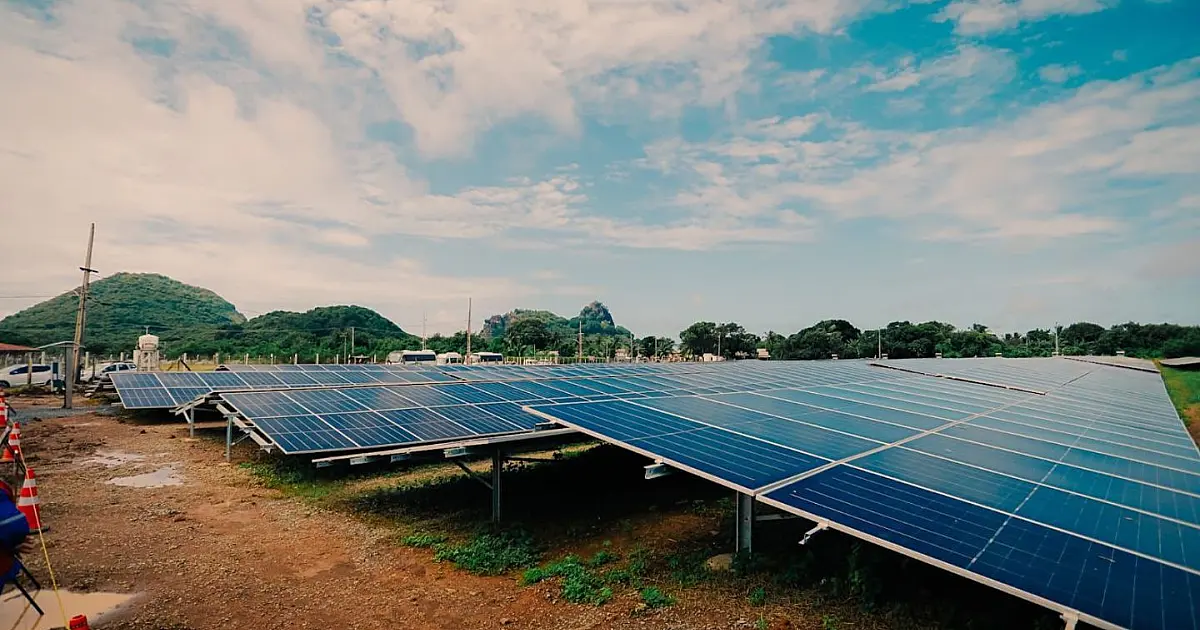 Autoridades visitando instalação de placas solares do Projeto Noronha Verde em Fernando de Noronha
