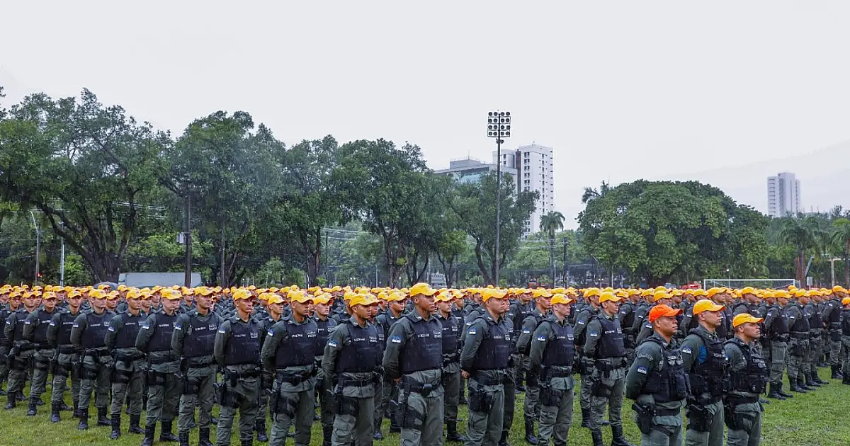 Formatura de novos policiais militares durante cerimônia oficial em Pernambuco.
