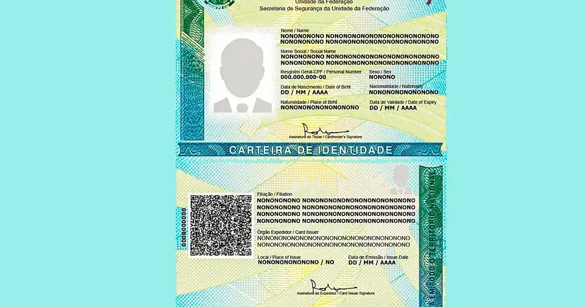 Modelo do novo documento de identidade civil brasileiro impresso sobre uma superfície neutra.