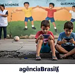 Além do brilho do celular: o desafio de devolver a criatividade às crianças na era das telas