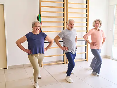 Exercício adaptado com cadeira ajuda idosos a melhorar equilíbrio e postura