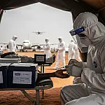 Uganda confirma novos casos de Ebola e OMS alerta para risco de propagação regional