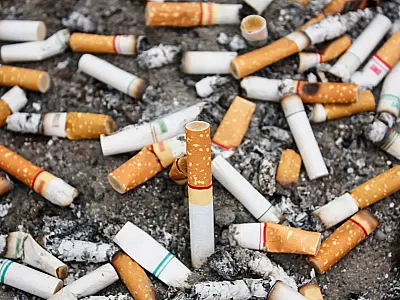 Políticas públicas de conscientização e restrições comerciais impulsionam queda no número de fumantes no país.