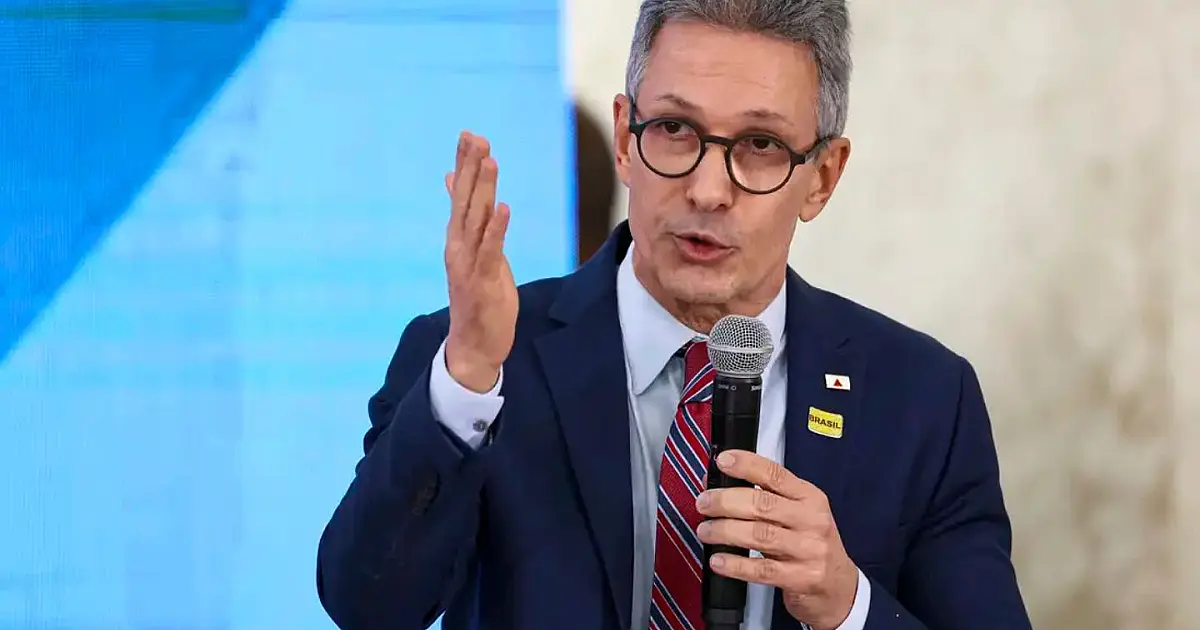 Visão geral do plenário do Congresso Nacional com parlamentares sentados e painel eletrônico ao fundo.