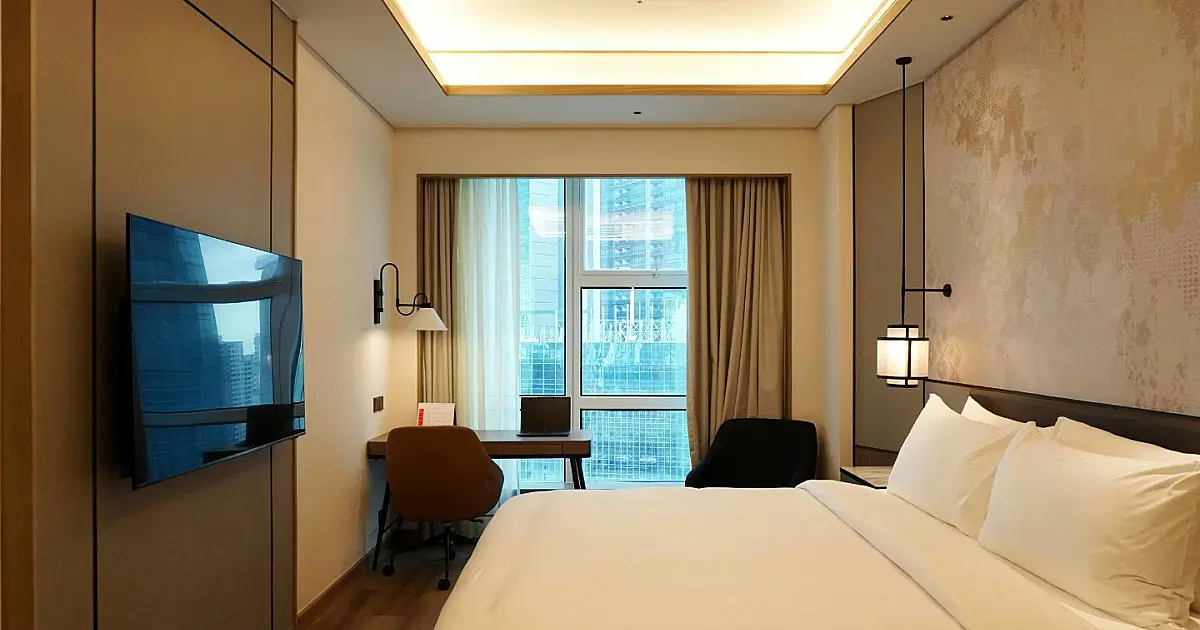 Interior moderno de quarto de hotel utilizado como hospedagem por temporada.